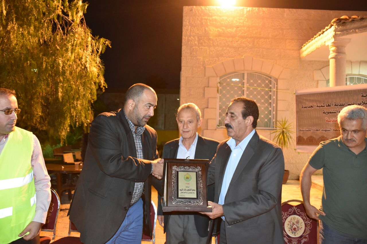 جمعية الشهيد راشد الزيود تقيم إفطارا تكريميا لعمال الوطن في الهاشمية.