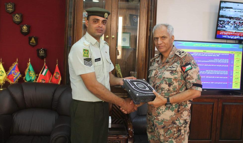 قائد المنطقة العسكرية الوسطى يكرم أحد مرتباتها.