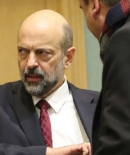 الرزاز يتعرض لضغوطات كبيرة و وزراء خدميين قد يعودوا للحكومة بترشيحات من نواب .. اسماء