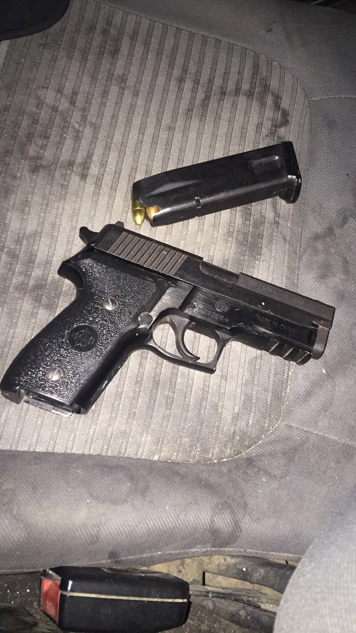 القبض على ثلاثة مروجين للمواد المخدرة بعد مقاومة شديدة لقوة من ادارة مكافحة المخدرات.