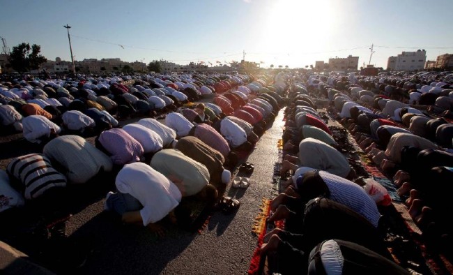 الافتاء تبين حكم التكبير الجماعي في العيد .. تفاصيل