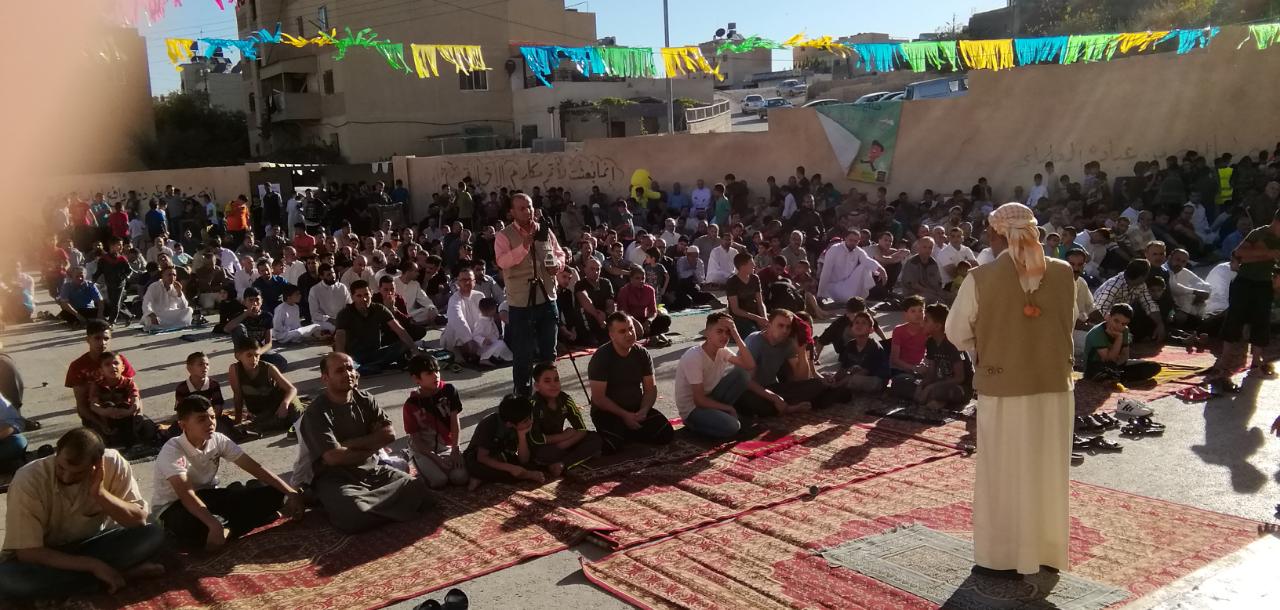 بالصور ...فريق صناع السعادة يقيم صلاة العيد في ساحة مدرسة محمد الانسي وتحت رعاية وزارة الاوقاف.