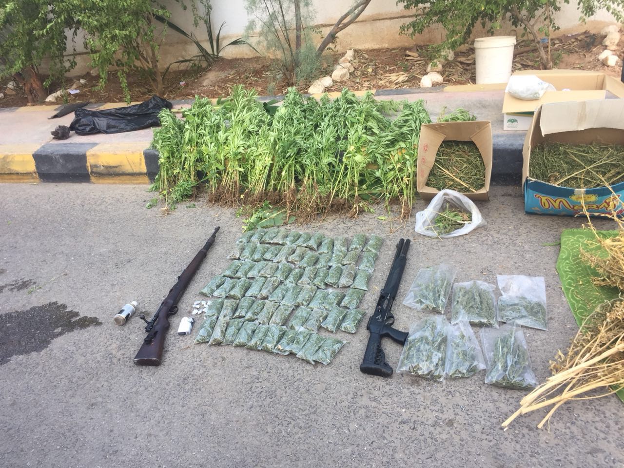 مكافحة المخدرات: تلقيان القبض على أربعة من مروجي المواد المخدرة وتضبط كميات متفرقة من تلك المواد غرب البلقاء.