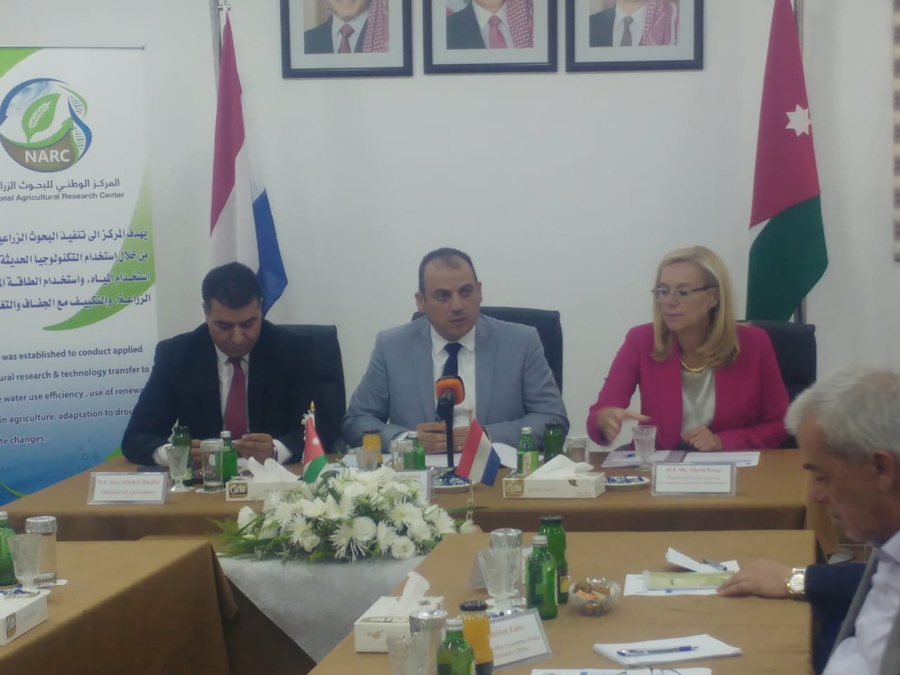 وزيرة التجارة الخارجية والتعاون الإنمائي الهولندية (سيغريد كاغ) في المركز الوطني للبحوث الزراعية
