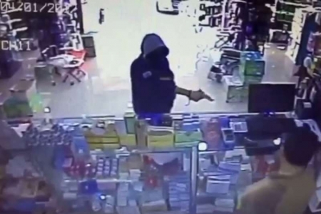 القاء القبض على منفذ عملية سطو مسلح اقتحم صيدلية في الزرقاء