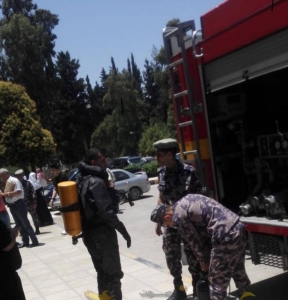بالصور..الدفاع المدني يتعامل مع مادة متفجره عمرها 20 عاماً داخل مختبر بالجامعة الاردنية