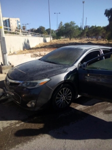 بالصور .. حريق مركبة يتسبب بأزمة مرورية وتحويل السير داخل نفق عبدون