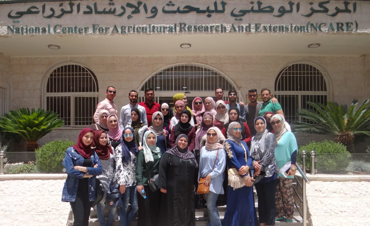 طلاب الجامعة الهاشمية في المركز الوطني للبحوث الزراعية.