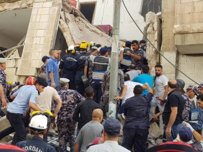 شاهد بالصور..ارتفاع عدد الوفيات إلى اثنتين و7 اصابات بحادثة انهيار العمارة في الزرقاء