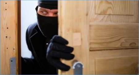 القبض على شخص سرق 350 الف دينار ومصاغ ذهبي من احد المنازل في عمان