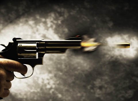 والد يطلق النار على ابنه بسبب خلافات عائلية في البقعة.