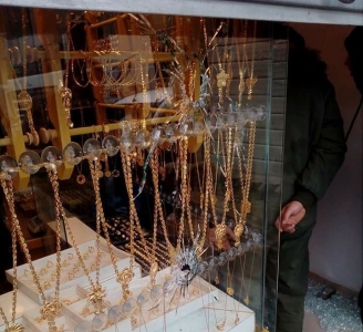 فيديو الاعتداء على مالك متجر ذهب من قبل سيدتين ليس في الأردن