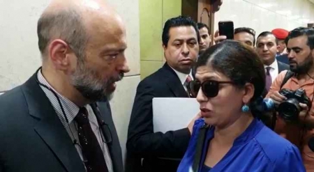 بالفيديو ..ماذا رد الرزاز على مواطنة تحمل شهادة الدكتوارة وتطلب التوظيف