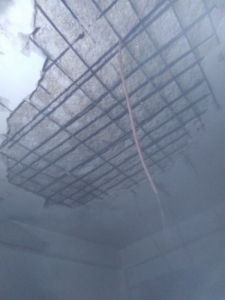 شاهد بالصور .. اخلاء بناية انهار سقفها بالغويريه في الزرقاء