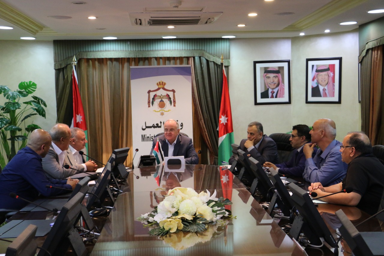 العمل توقع اتفاقية انشاء فرع انتاجي جديد في قرية الدجانية.