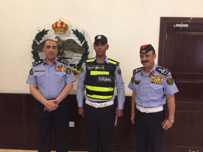 بالفيديو...الحمود يكرّم رقيب سير أنقذ طفلاً من عجلات قلاب في المفرق