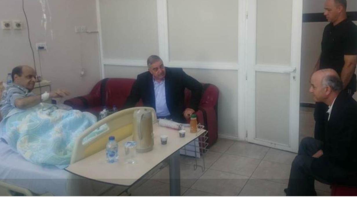 رئيس هيئة الأركان المشتركة يزور عدداً من المرضى المتقاعدين العسكريين في مدينة الحسين الطبية.