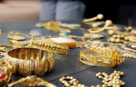 سائق تكسي يعيد مصاغاً ذهبياً و مفقودات لعروس في الزرقاء و يرفض الحصول على اجرة لقاء ما فعله