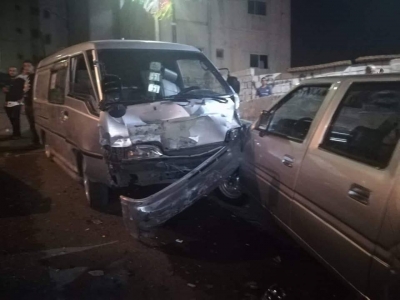 بالصور .. سائق يفقد السيطرة على سيارته ويتسبب بحوادث بعمان