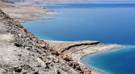 البحرية الملكية تنقذ شخصا سقط من على منحدر في البحر الميت
