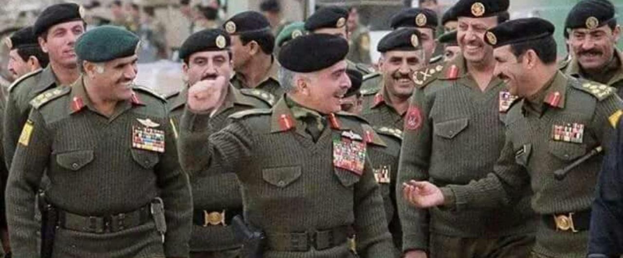 صورة للراحل الملك الحسين بن طلال مع ضباط الجيش العربي.