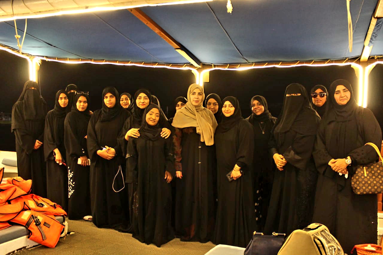 قيّظ في الفجيرة.. رحلة بحرية تحتفي بالمرأة والشعر.