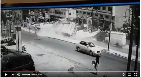 شاهد بالفيديو...كاميرات مراقبة ترصد لحظة تدهور تريلا على طريق صويلح  البقعة