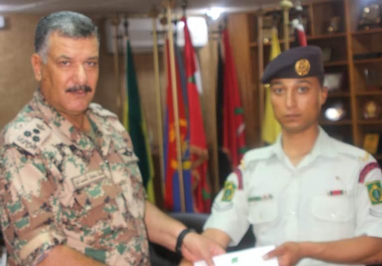 قائد المنطقة العسكرية الشمالية يكرم أحد الجنود المميزين لأمانته وإخلاصه.