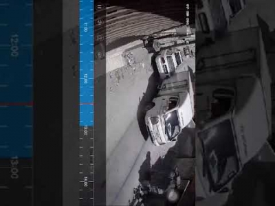 شاهد بالفيديو .. نجاة مواطن من موت محقق في الزرقاء