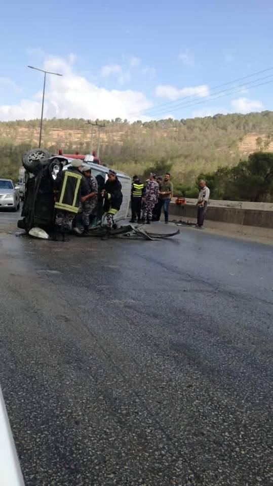بالصور .. حادث سير يتسبب بأزمة سير خانقة على طريق اربد عمان