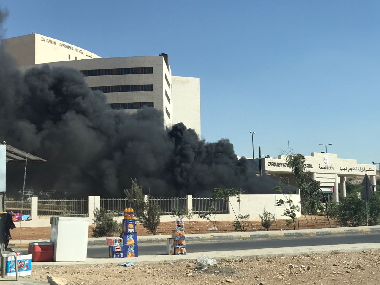حريق في الساحات الخارجية لمستشفى الزرقاء الحكومي.