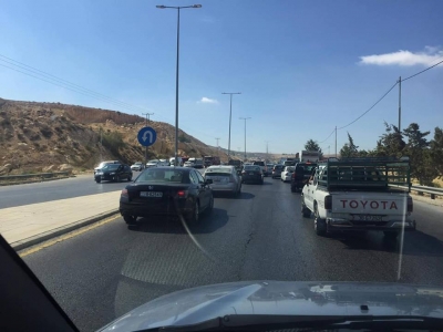 شاهد بالصور.. اغلاق شارع الأردن بالاتجاهين بسبب انقلاب صهريج نفط