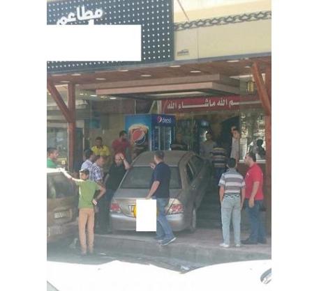 سيارة تقتحم مطعم في اربد بعد فقدان سائقها السيطرة .. صورة.