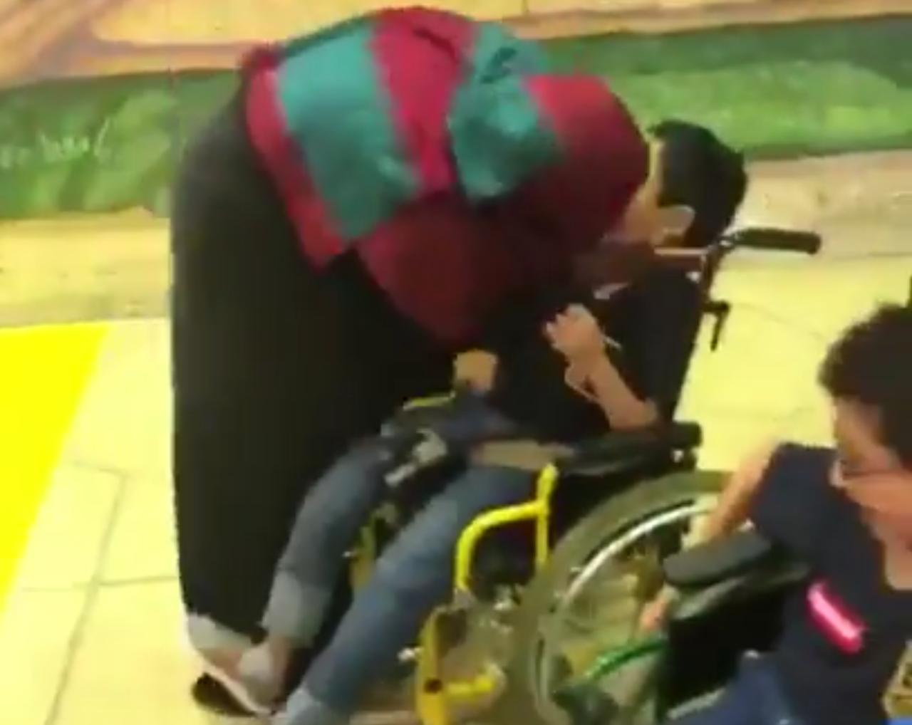 ‏أطفال من ذوي الاحتياجات الخاصة  يستقبلون خادمتهم في المطار بعد عودتها من إجازه في مشهد إنساني..بالفيديو..  ‏