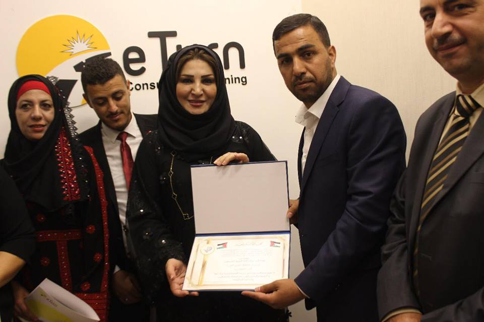 هيئة نادي احباب اللغة العربية الفلسطيني يكرم مجلس ETurn الدولي.