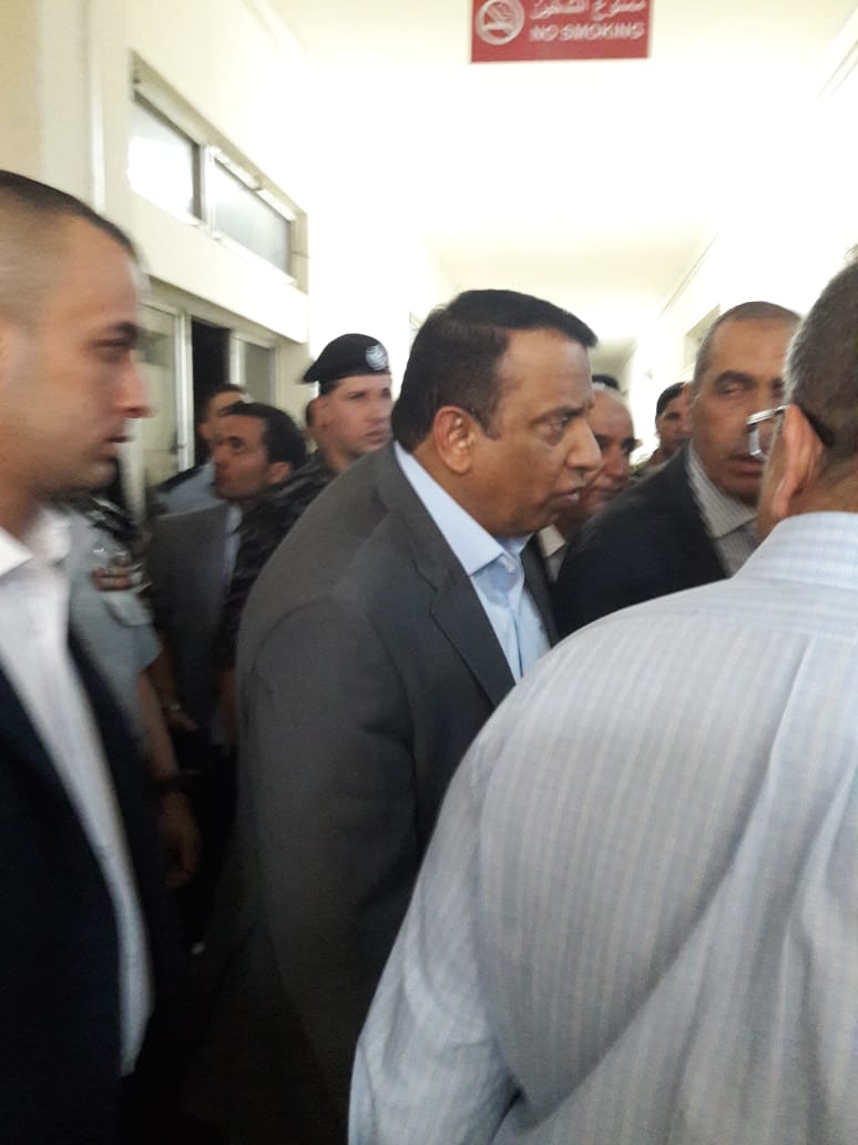 وزير الداخلية ورئيس هيئة الأركان ومدراء الاجهزة الامنيه يعودون مصابي انفجار باص الدرك بالفحيص.