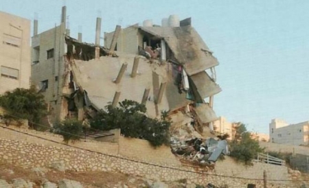 بالفيديو ... العثور على 3 جثث لإرهابيين واسلحة اوتوماتيكية تحت أنقاض المبنى المنهار بالسلط