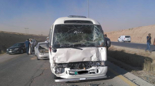 13 إصابة نتيجة تصادم 3 مركبات على مثلث ادر الكرك.