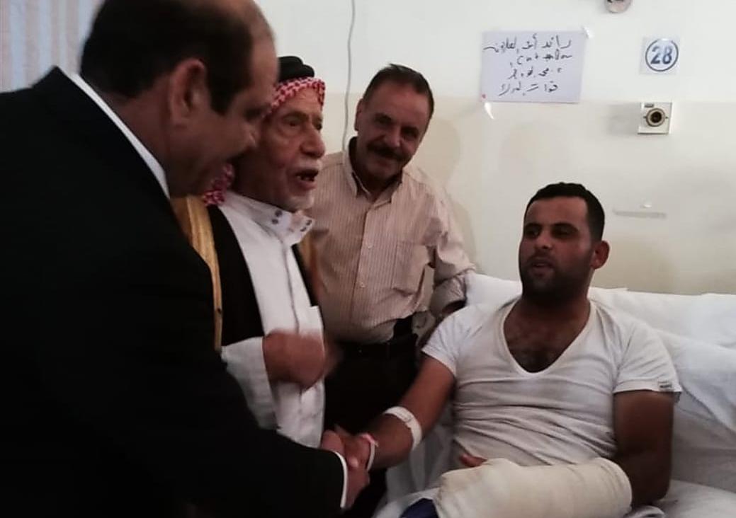 والد الشهيد العدوان يعود جرحى القوى الأمنية في مدينة الحسين الطبية.