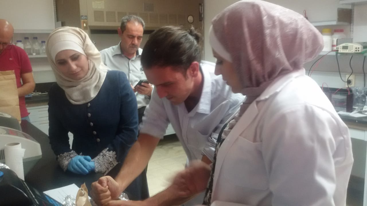 باحث من معهد البحوث الزراعية اليونانية في المركز الوطني للبحوث الزراعية.