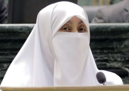العتوم تطالب باحتساب كفاية اللغة العربية كنقاط للتنافس وليس كشرط للتعيين