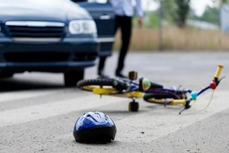 وفاة طفل يبلغ من العمر 7 سنوات بحادث دهس مروع في الزرقاء