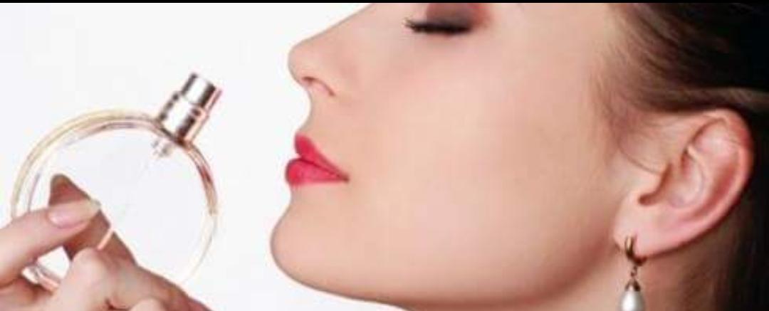 كيف ترشين عطرك؟.. تعلمي الطريقة الصحيحة لثبات العطر فترة أطول.