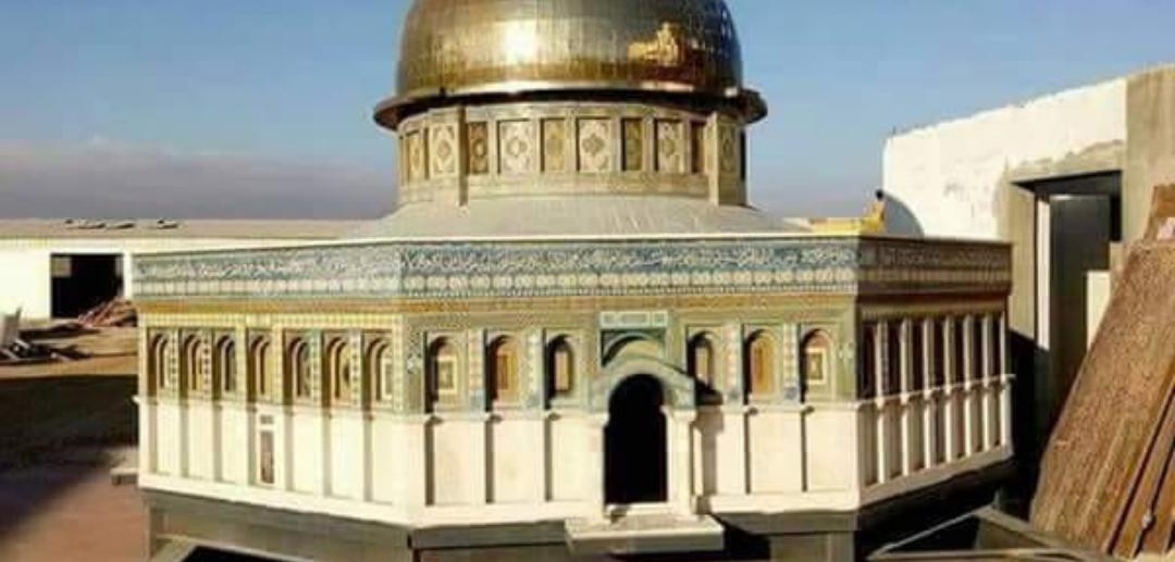 أهالي الكرك يضعون رمزا تاريخيا لمجسم قبة الصخرة على جسر الثنية.