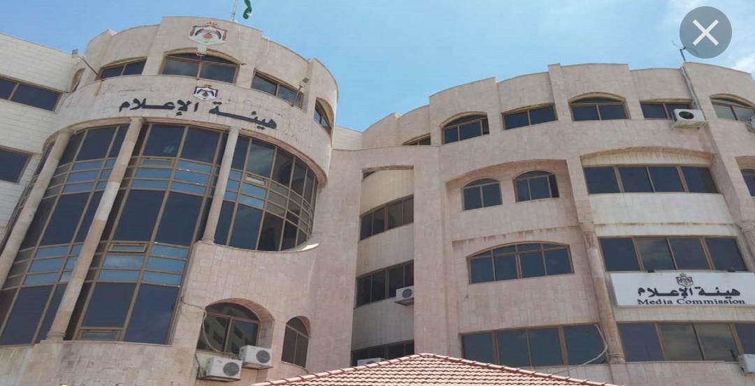 هيئة الإعلام تحذر من المقابلات التلفزيونية الوهمية.