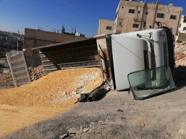 تدهور قلاب محمل بالرمل في طبربور وإصابة السائق ....صور.