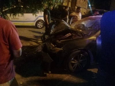 شاهد بالصور...وفاة شخص وإصابة آخر اثر حادث تصادم في عمان