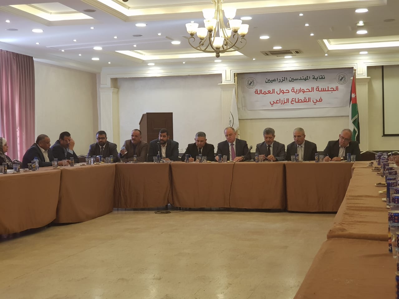 بحضور وزير العمل جلسة حوارية في نقابة المهندسين الزراعيين حول العمالة الوافدة.
