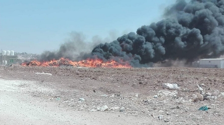 بالصور .. حريق ضخم بالقرب من المدينة الصناعية في مادبا