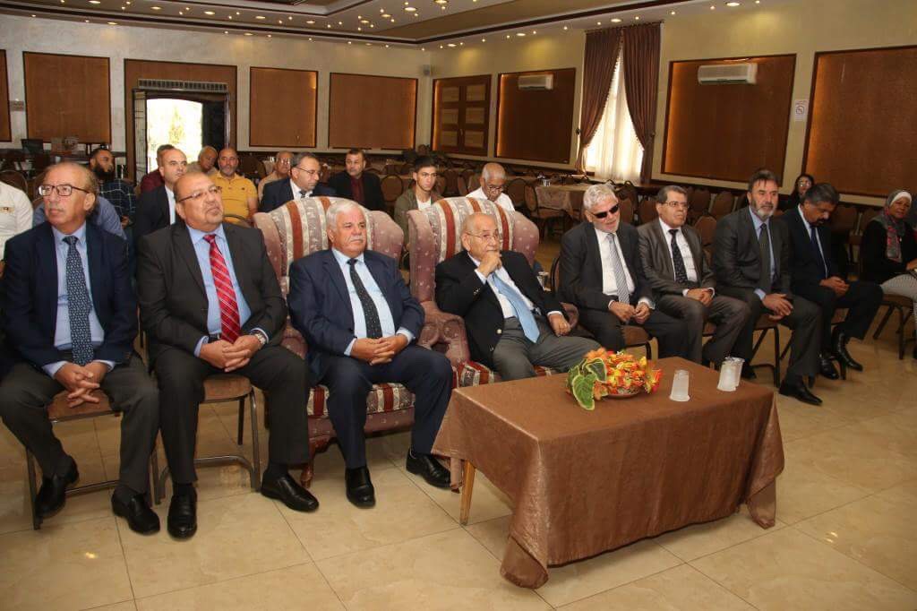 الأمير رعد بن زيد يكرم بعض رواد العمل الخيري الذين عملوا بمعيته.